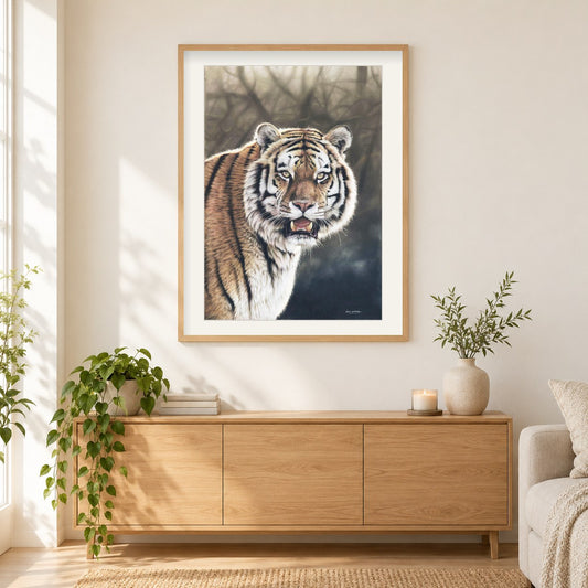 Amur-Tiger in der Abenddämmerung -  Kunst des Eric Wilson als gerahmtes Diamond Painting im Wohnzimmer