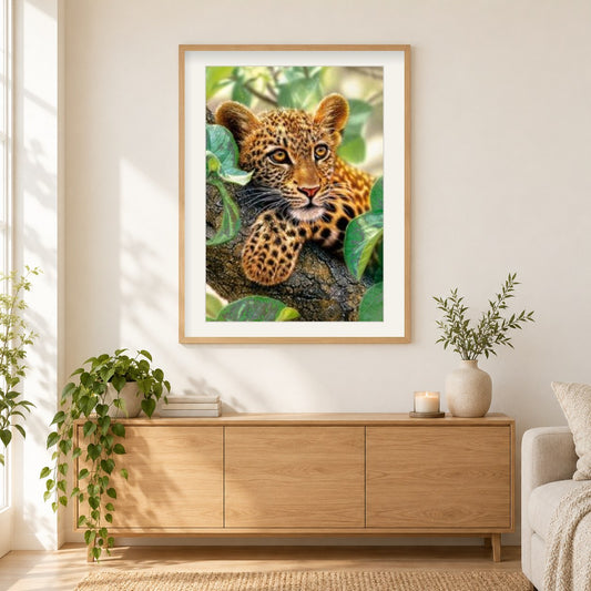 Baum Hugger Leopard Jungtier als gerahmtes Diamond Painting im Wohnzimmer