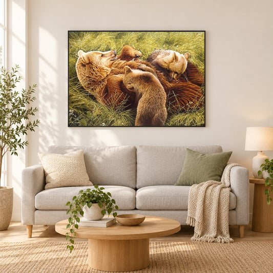 Kleine Bären tragen -  Kunst des Eric Wilson als gerahmtes Diamond Painting im Wohnzimmer