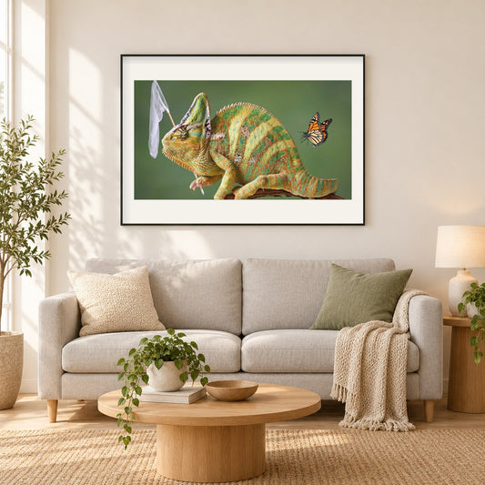 Chamäleon & Schmetterling als gerahmtes Diamond Painting im Wohnzimmer