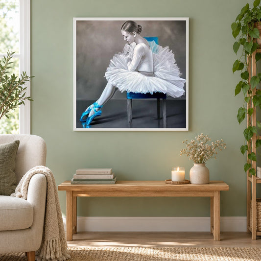 Elegante Ballettmädchen als gerahmtes Diamond Painting im Wohnzimmer