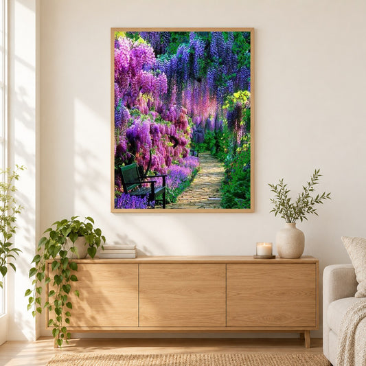 Grün & Lila Wald als gerahmtes Diamond Painting im Wohnzimmer