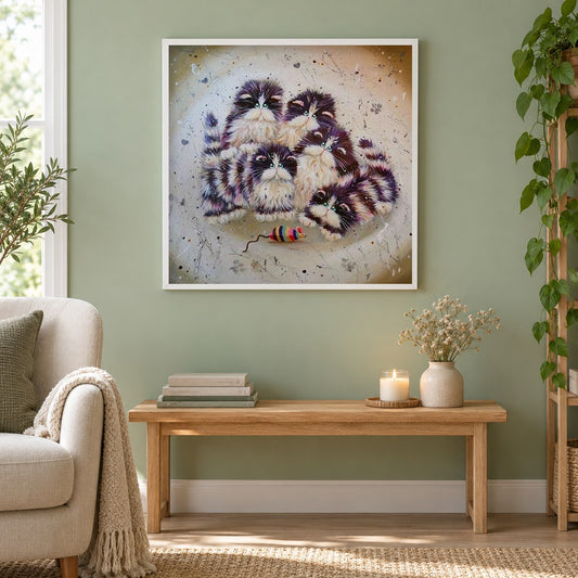 Karikatur Katzen & bunte Maus als gerahmtes Diamond Painting im Wohnzimmer