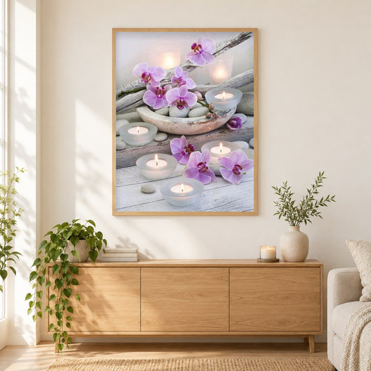 Lila Orchideen und Kerzen als gerahmtes Diamond Painting im Wohnzimmer