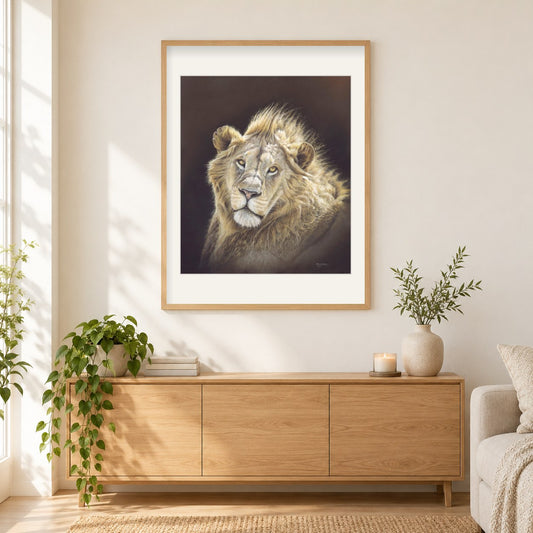 Majestät - Kunst des Eric Wilson als gerahmtes Diamond Painting im Wohnzimmer