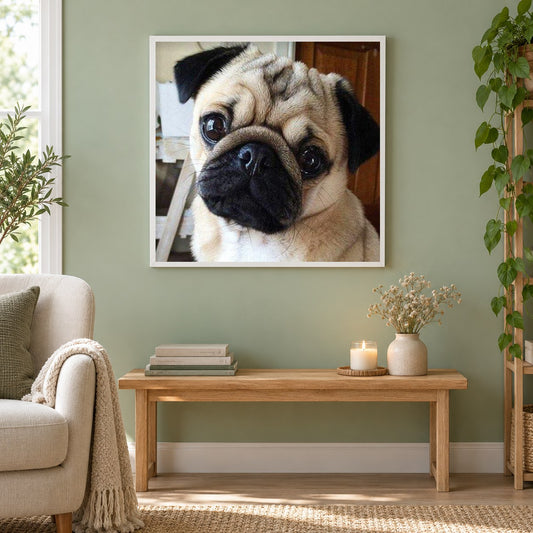 Nettes Mops-Hundemalerei-Kit als gerahmtes Diamond Painting im Wohnzimmer