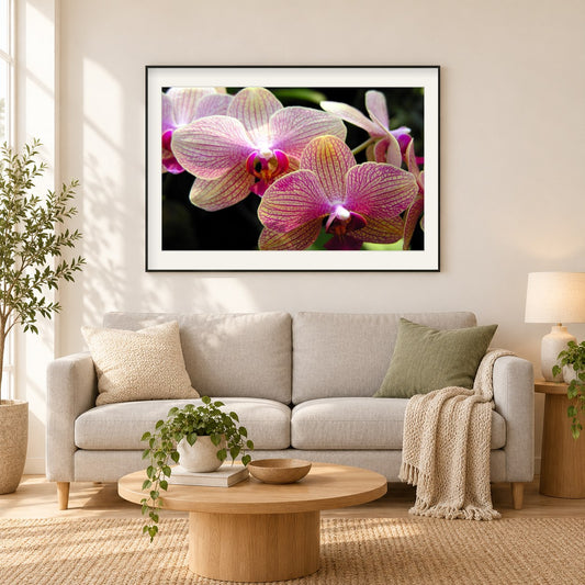 Orchideen als gerahmtes Diamond Painting im Wohnzimmer