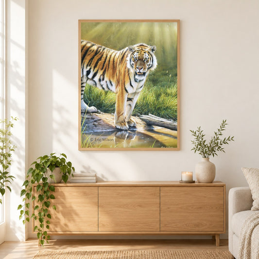 Tiger in Chitwan - Kunst des Eric Wilson als gerahmtes Diamond Painting im Wohnzimmer