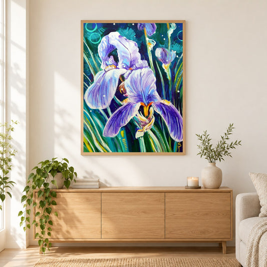 Violette Iris - Kunst des Sandra Trubin als gerahmtes Diamond Painting im Wohnzimmer