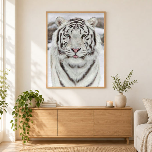 Weißer Tiger im Schnee als gerahmtes Diamond Painting im Wohnzimmer