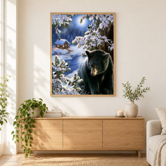 Winter Schwarzbär als gerahmtes Diamond Painting im Wohnzimmer