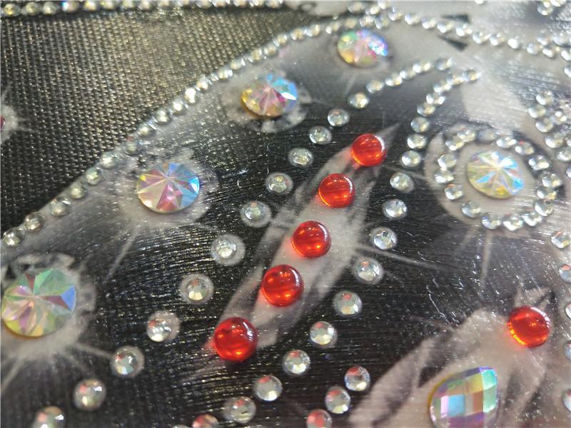 Glänzender weißer Schmetterling - Spezial Diamond Painting - Diamond Painting