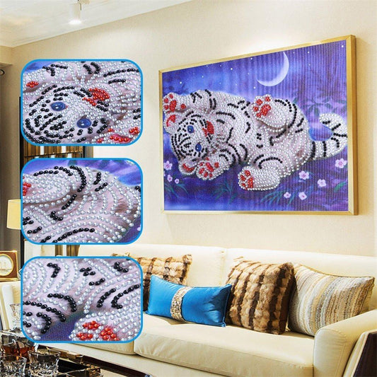 Netter kleiner weißer Tiger - Spezial Diamond Painting - Diamond Painting