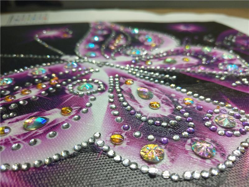 Leuchtendes Schmetterlings Porträt - Spezielle Form Diamond Painting - Diamond Painting