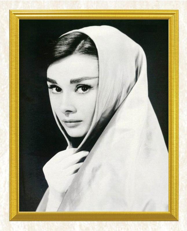 Audrey Hepburn - Ein ikonisches Porträt - Diamond Painting