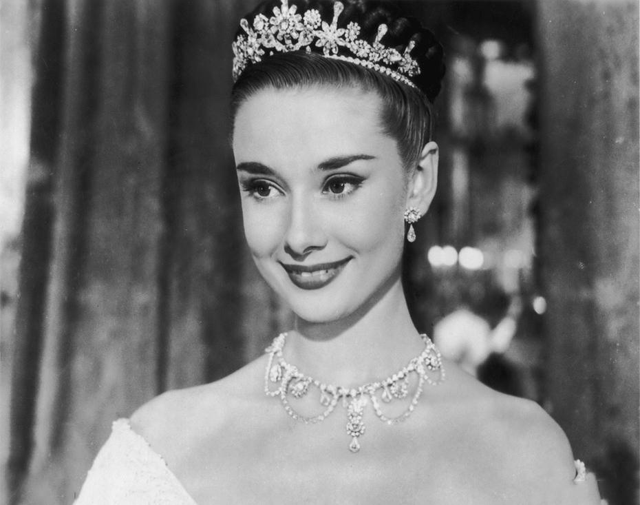 Audrey Hepburn trägt das Kronenporträt - Diamond Painting